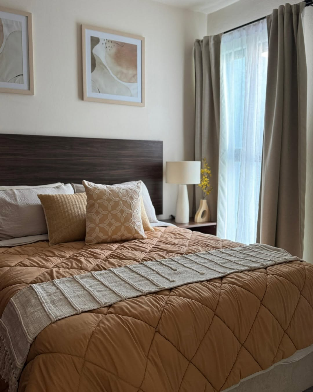 Recámara de Casa Ideal con textiles cálidos y luz natural
